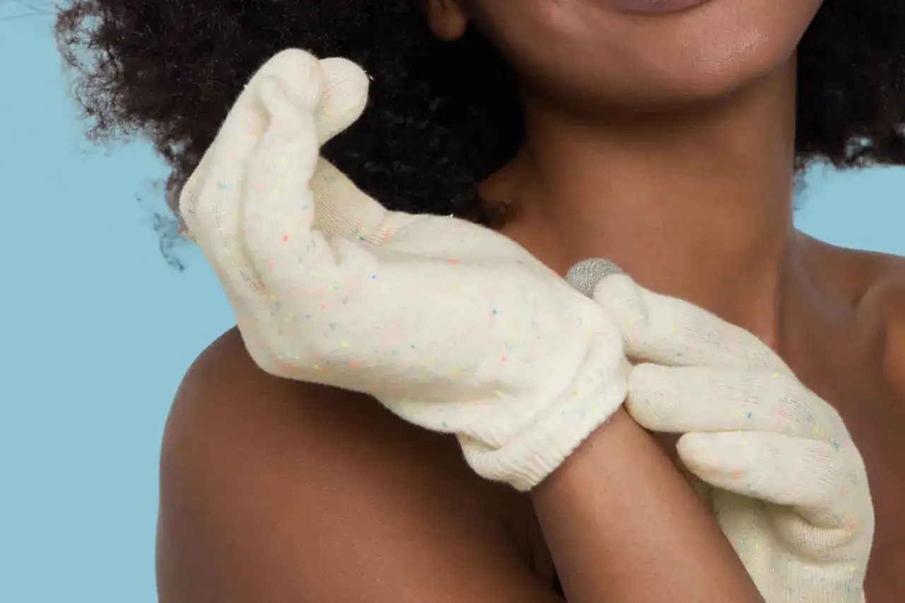 Guanti colorati per un trattamento intensivo: scopri come curare le mani per una pelle morbida e nutrita.