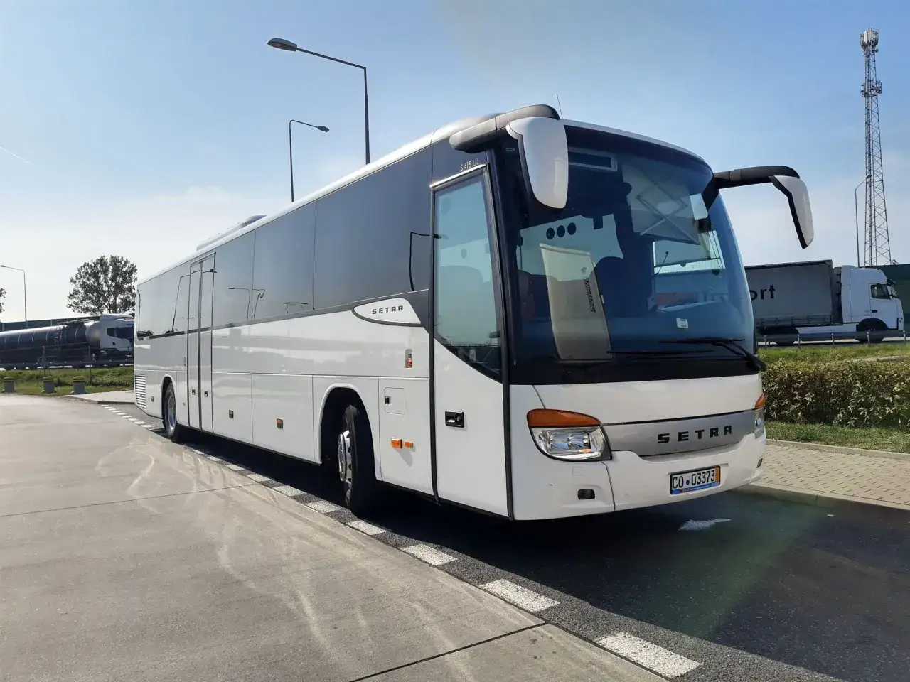 Biały autokar Setra na parkingu PKS w Koszalinie, gotowy do podróży do Dąbek.