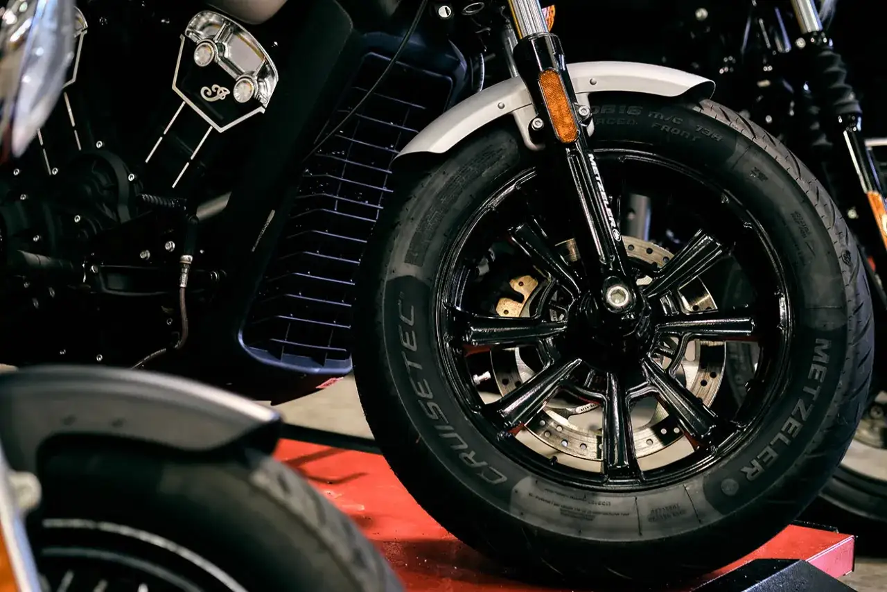 Motocykl w zakręcie bezpieczna jazda opony