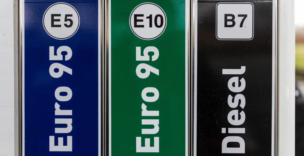 Trzy dystrybutory paliwa: Euro 95 E5, Euro 95 E10 (benzyna E10) i Diesel B7.