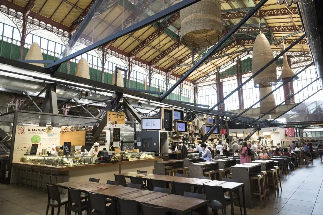 Wnętrze Mercato Centrale Florencja food court
