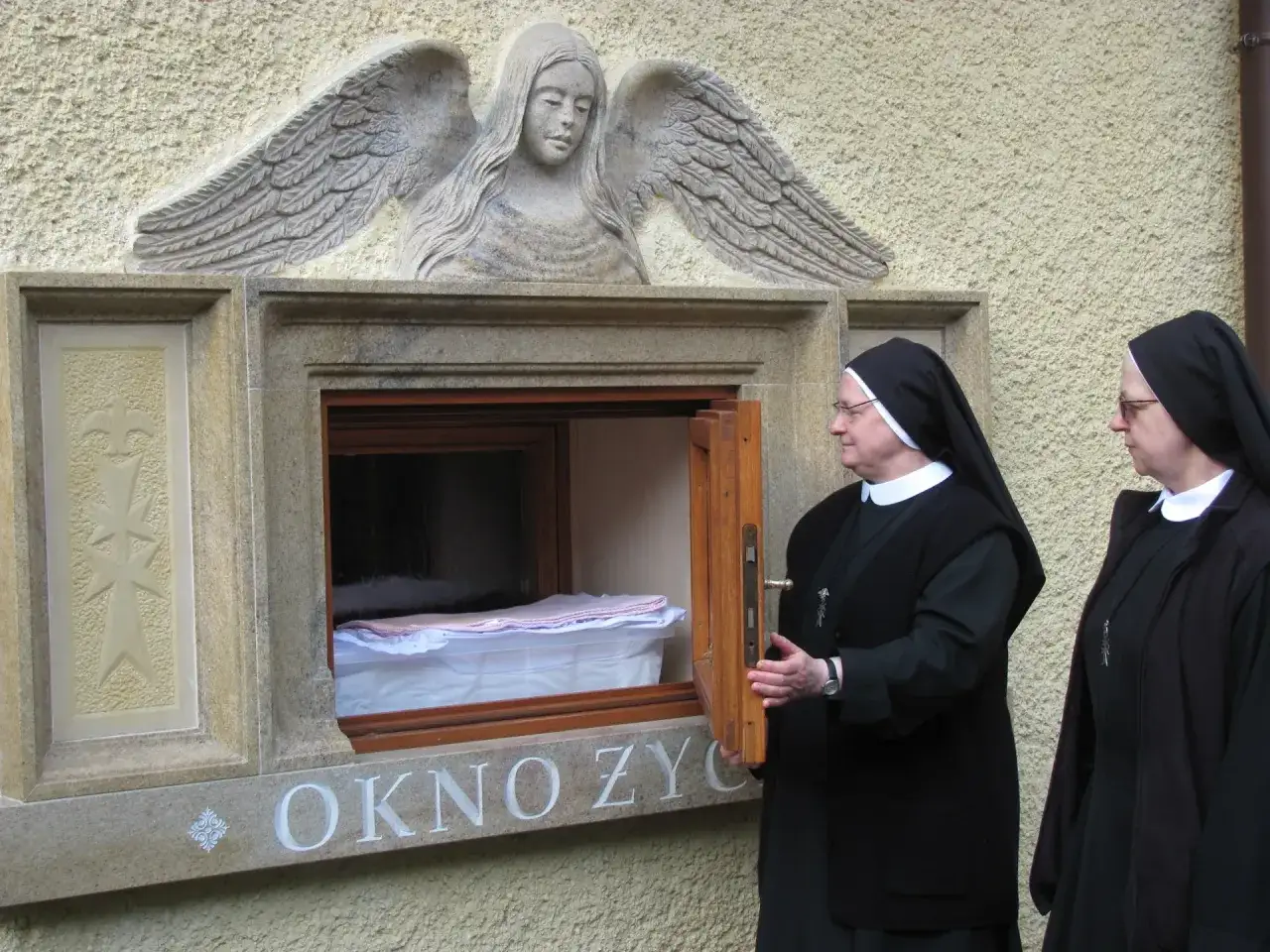 Dwie zakonnice przy