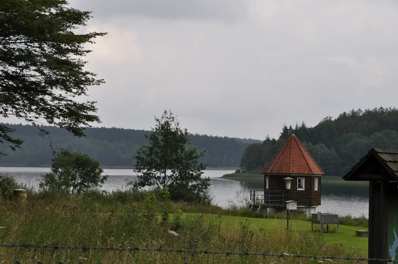 Kleines Haus am Seeufer, Teil des Rundwegs an der Kerspetalsperre.