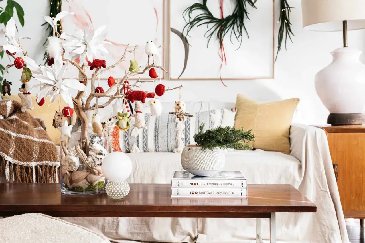 Arbre de Noël décoré de créatures au crochet, une idée de deco de noel a faire soi meme pour adulte.
