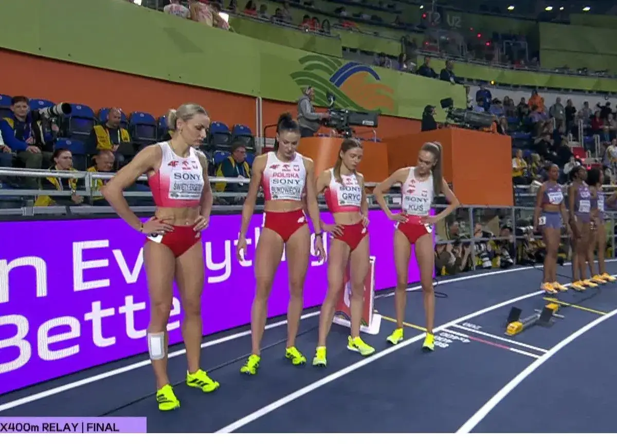 Polskie lekkoatletki przed startem sztafety 4 × 400 metrów. Gotowe do biegu na bieżni.