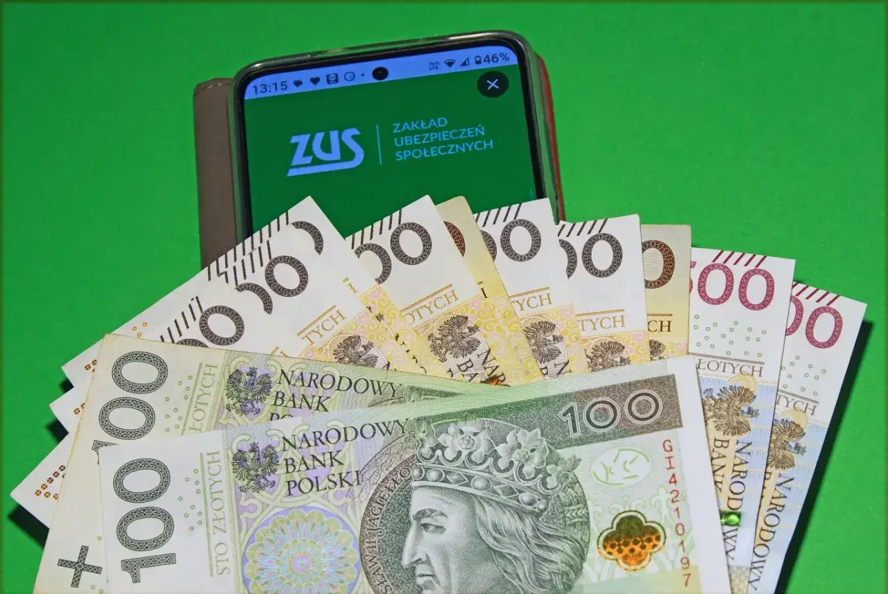ZUS na ekranie telefonu i polskie banknoty. Zastanawiasz się, ile wyniesie waloryzacja kapitału początkowego w 2025?