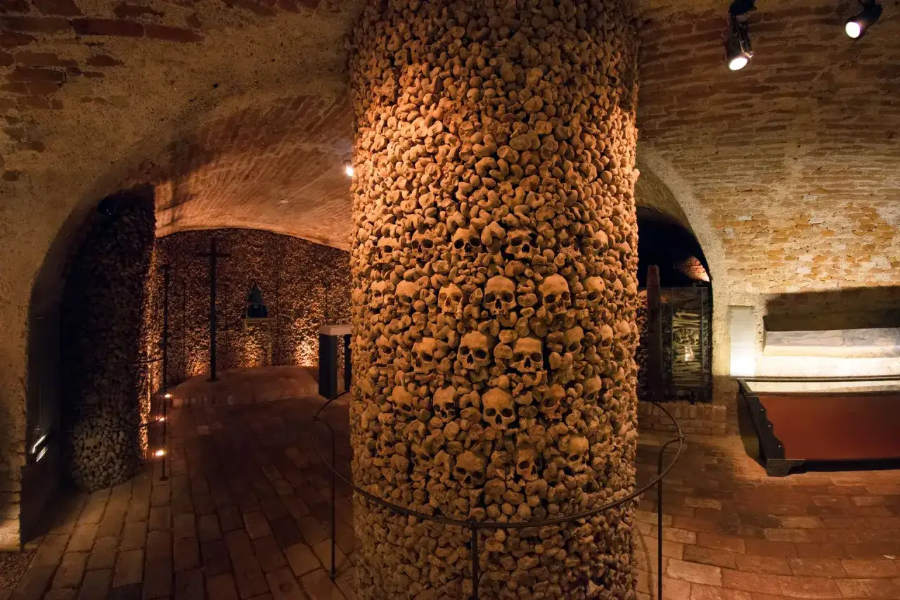 Brno podziemia ossuarium labirynt