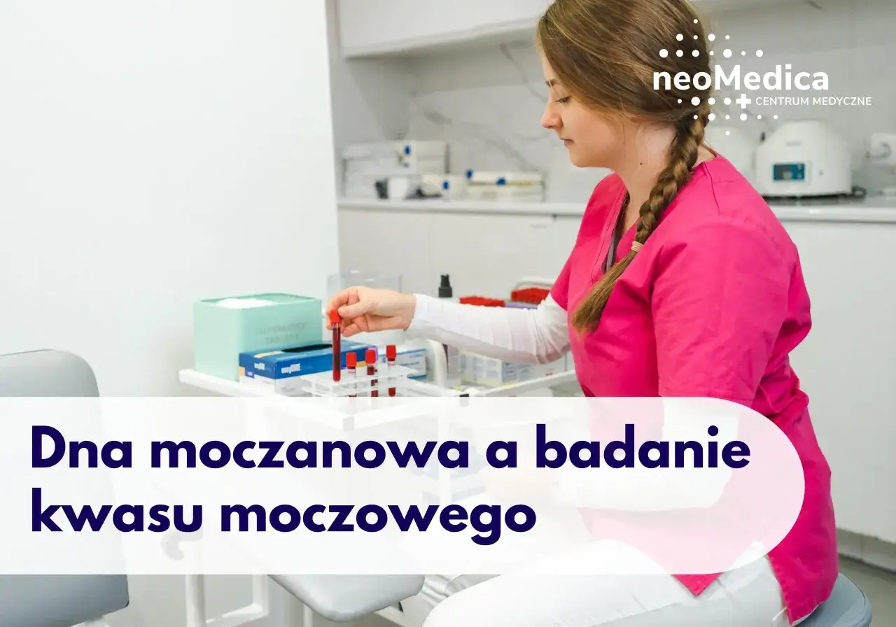 Laborantka w różowym fartuchu przygotowuje próbki do badania. Sprawdź, jaka jest kwas moczowy norma.