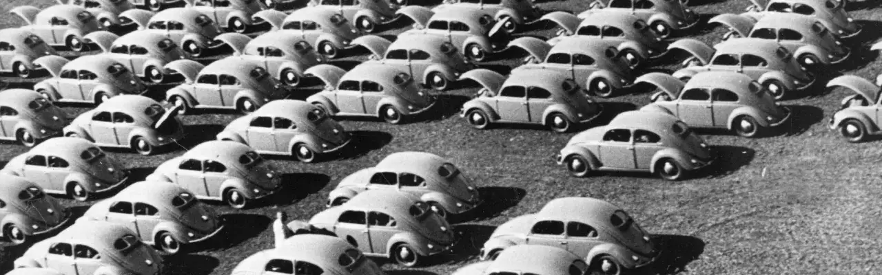 M&aring;nga Volkswagen Bubblor st&aring;r uppradade. Ferdinand Porsche, som grundade Volkswagen, hade en vision om en folkbil.