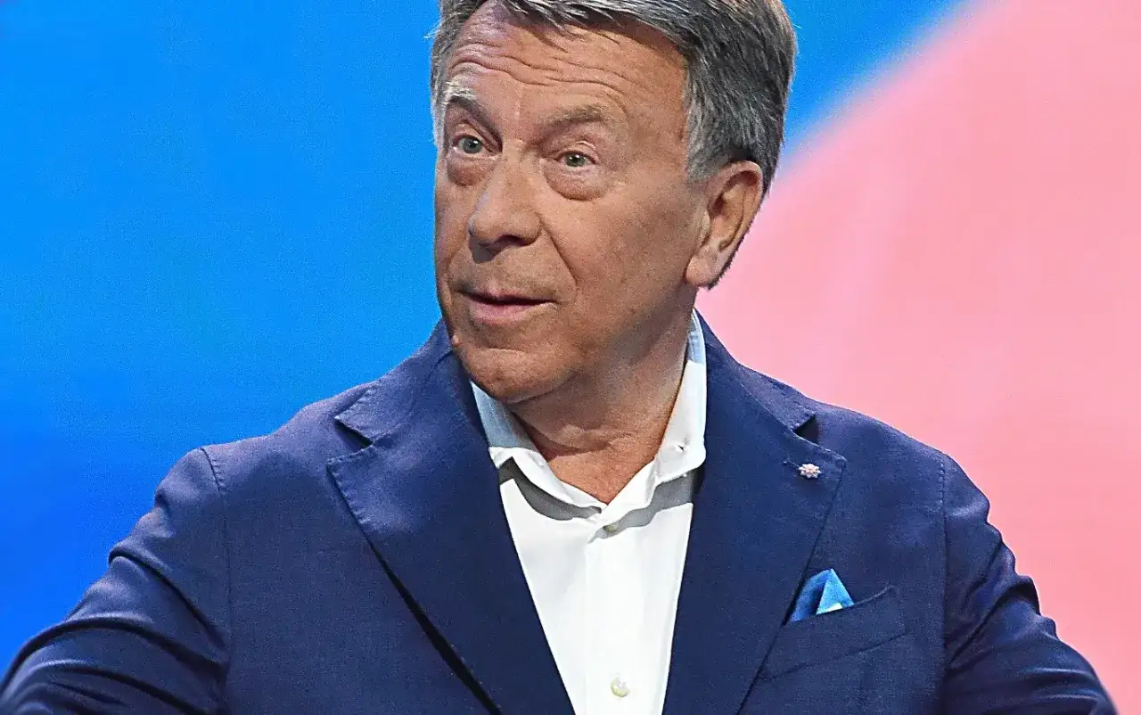 Wojciech Gąssowski w granatowej marynarce, z niebieską poszetką. Czyżby myślał o swoich żonach?