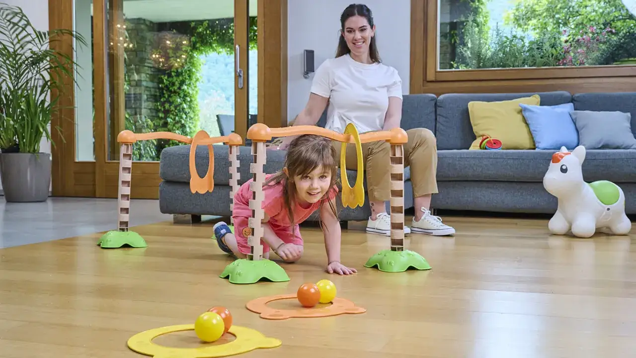 Bambina gattona tra giochi, un esempio di psicomotricità cos'è: sviluppo motorio e divertimento.