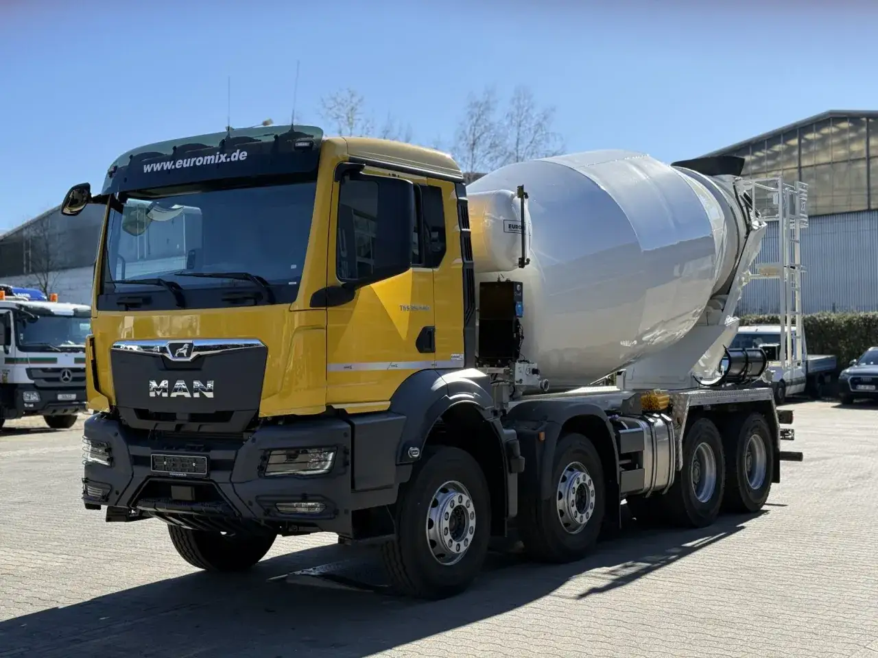 Żółta gruszka betonu MAN, gotowa do transportu betonu. Ile m3 zmieści się w jej bębnie?