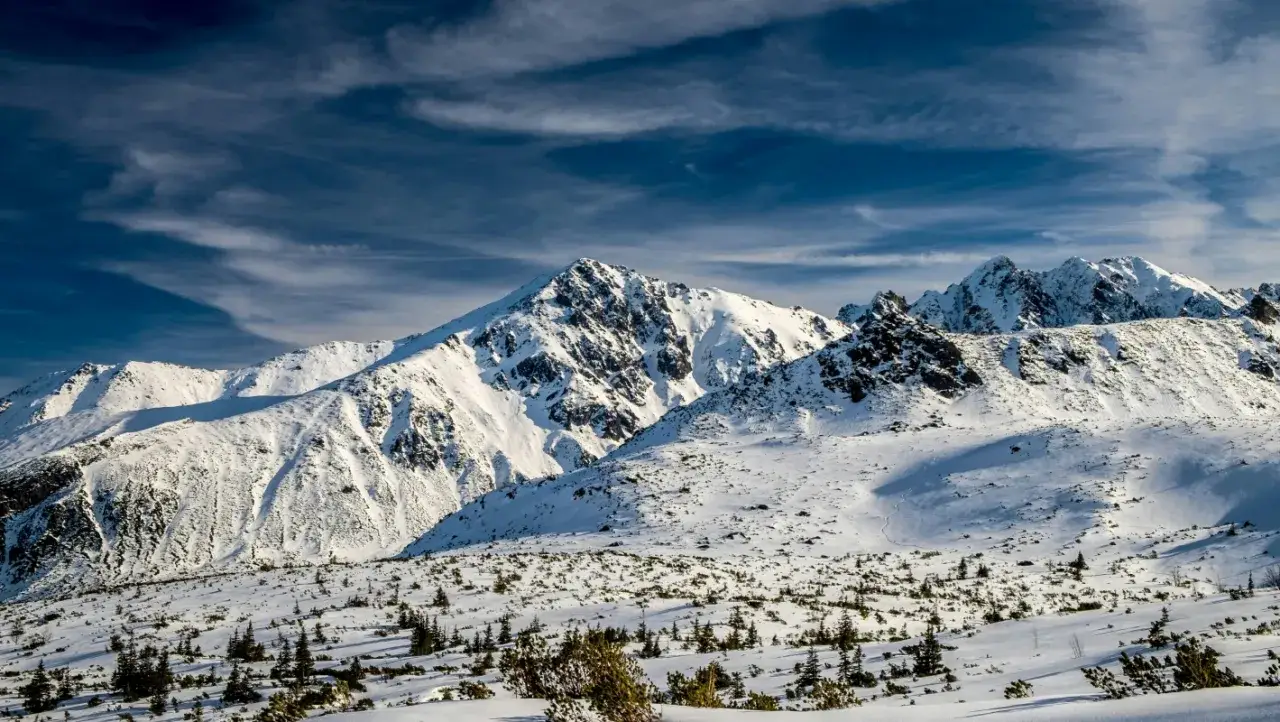 Zimowe Tatry, idealne na wyjazd w góry. Sprawdź listę rzeczy na wyjazd w góry zimą, by niczego nie zapomnieć.