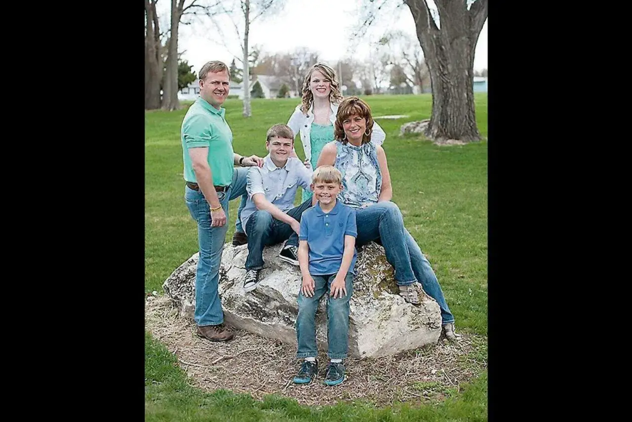 Familie Burpo posiert für ein Foto im Freien. Der jüngste Sohn, Colton Burpo, sitzt vorne auf einem Felsen.