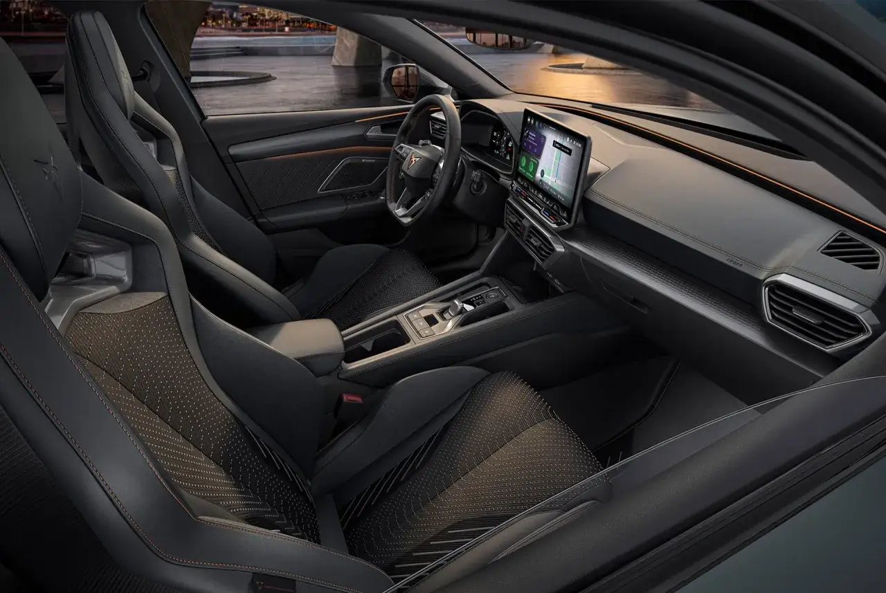 L'intérieur du Cupra Leon offre des sièges sportifs, un écran tactile moderne et des finitions soignées.