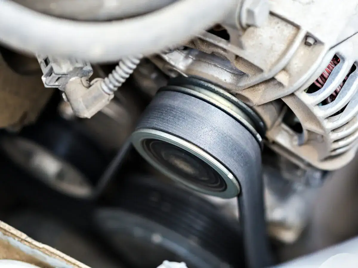 Nahaufnahme eines Keilrippenriemens an einem Auto. Informieren Sie sich &uuml;ber die Keilrippenriemen wechseln Kosten.