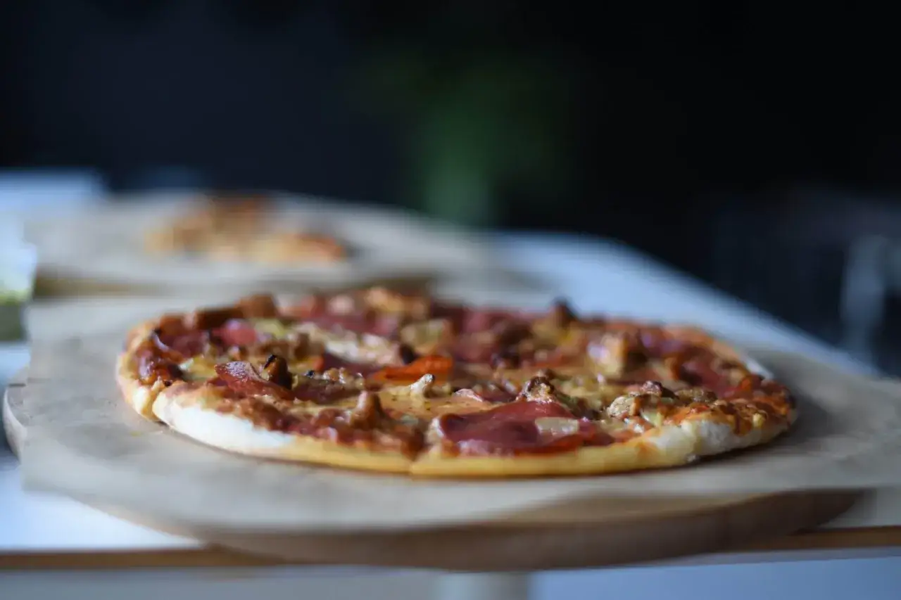 Pyszna pizza na papierze do pieczenia. Czy do hotelu można zamówić pizzę? Ta wygląda apetycznie!