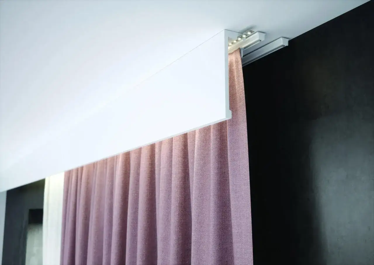 Nowoczesny karnisz z maskownicą LED, który subtelnie oświetla różowe zasłony, tworząc przytulną atmosferę.