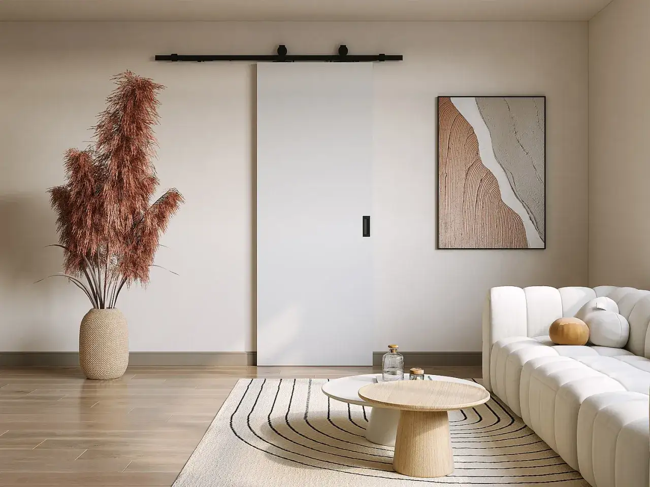 Trasformare porta battente in scorrevole: un'elegante porta bianca su binario nero, con un vaso di pampas e un quadro astratto.