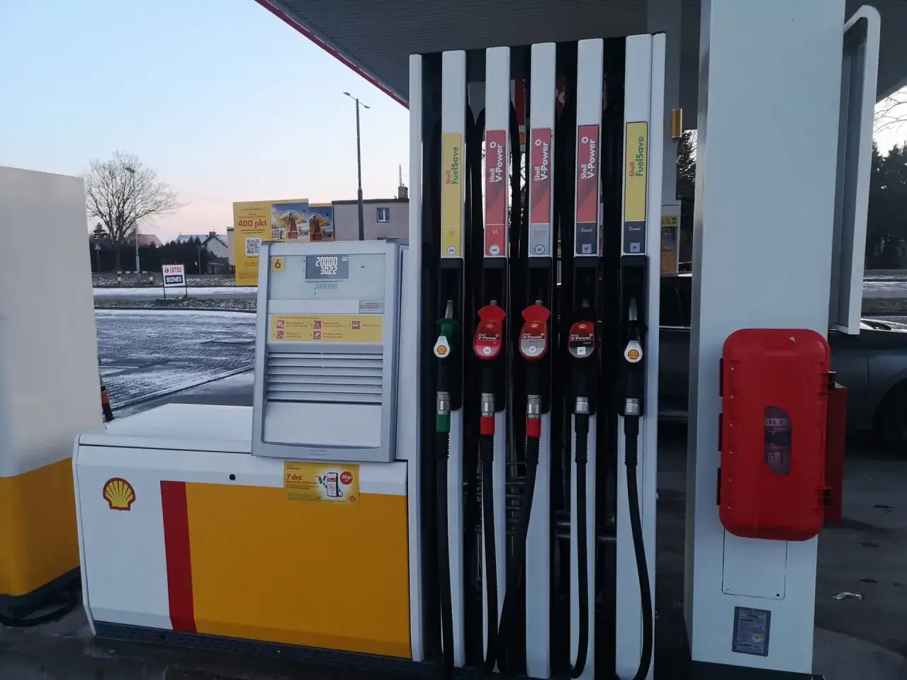 Dostępne różne rodzaje paliwa, w tym benzyna o wysokiej liczbie oktanowej V-Power.