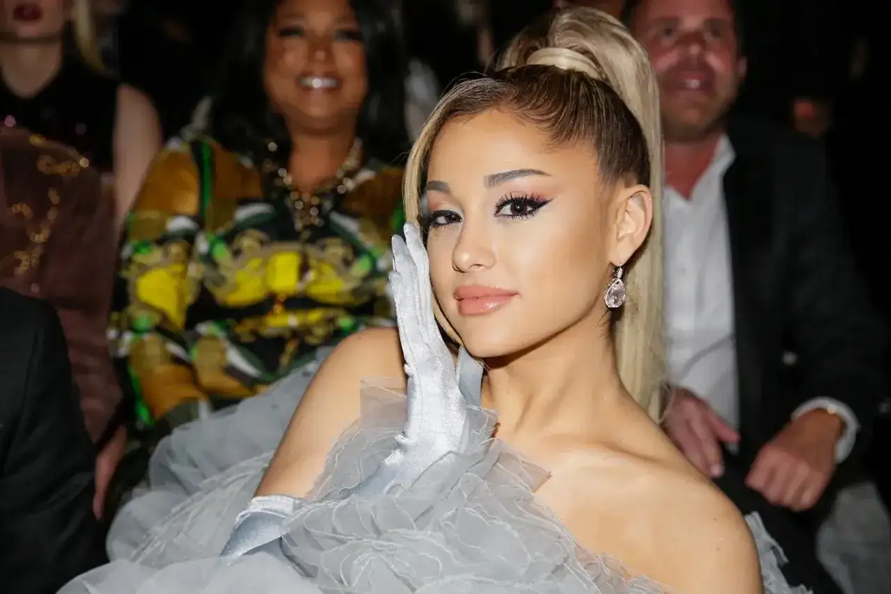 Ariana Grande w eleganckiej, szarej sukni i rękawiczkach, wygląda jakby właśnie się urodziła, gotowa na wielką karierę.