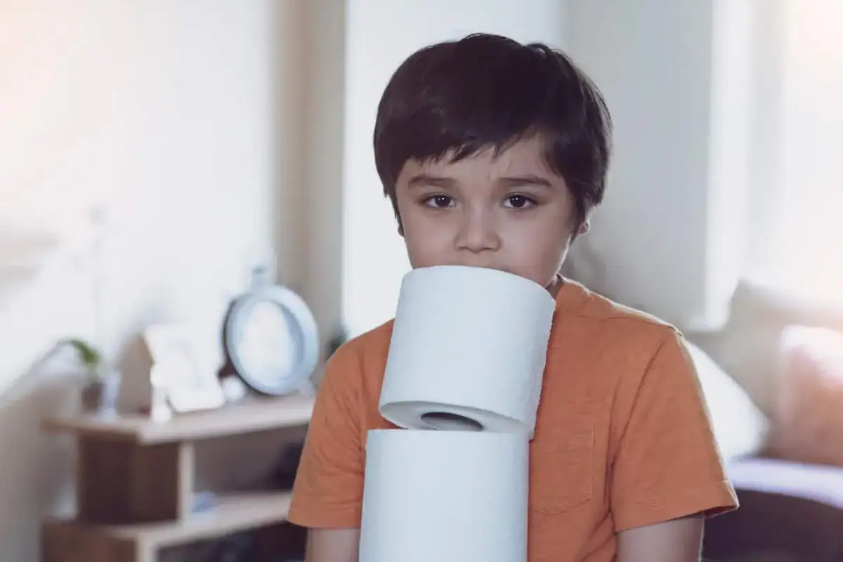 Ni&ntilde;o con dos rollos de papel higi&eacute;nico en la boca, quiz&aacute;s por diarreas continuas y gases.