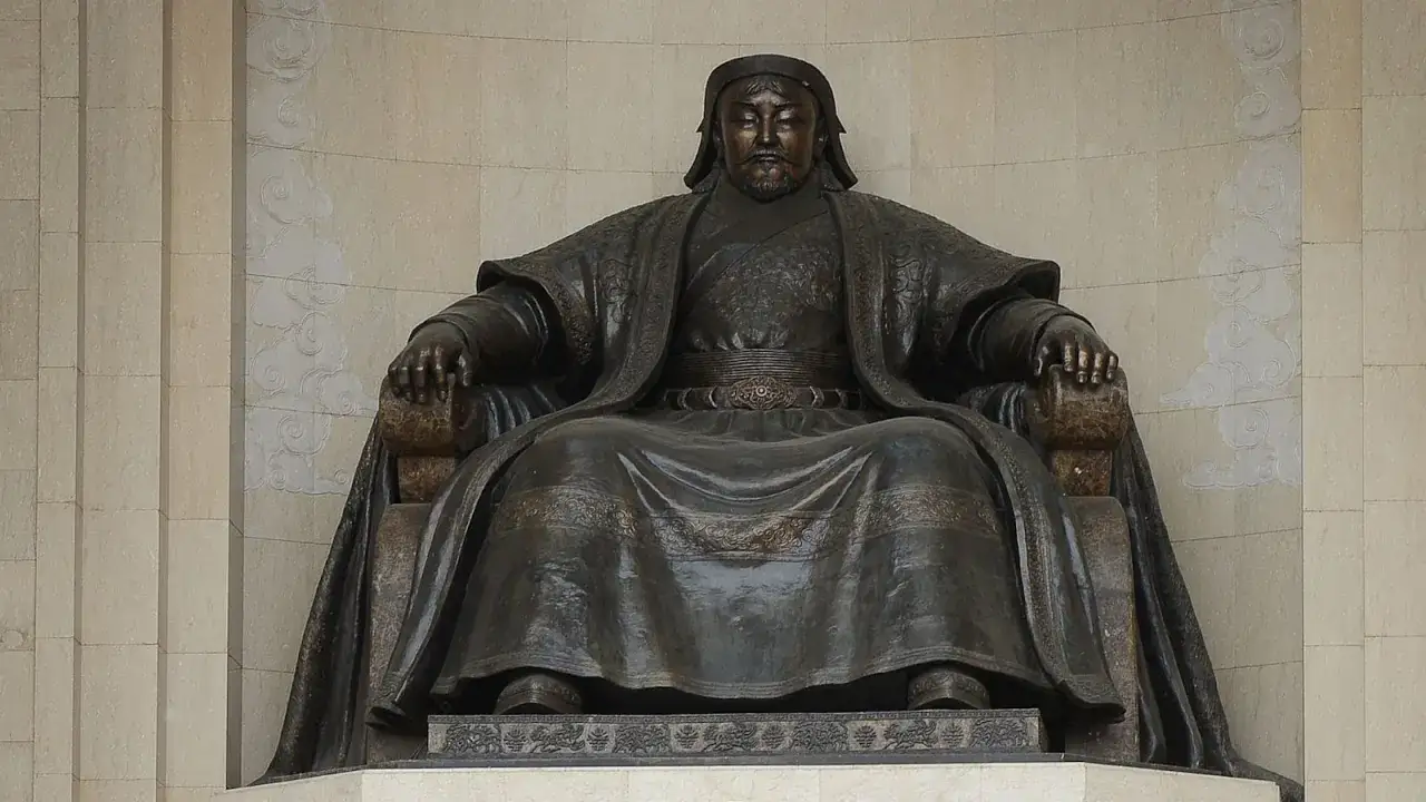 Pomnik Czyngis-chana, siedzącego na tronie, symbolizujący jego potęgę i dziedzictwo.