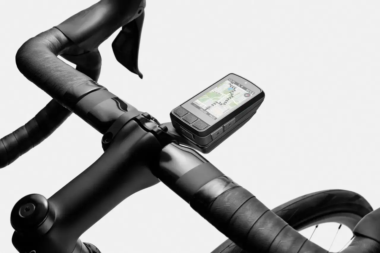 Nawigacja rowerowa Wahoo na kierownicy roweru szosowego, pokazuje mapę trasy i poziom baterii.