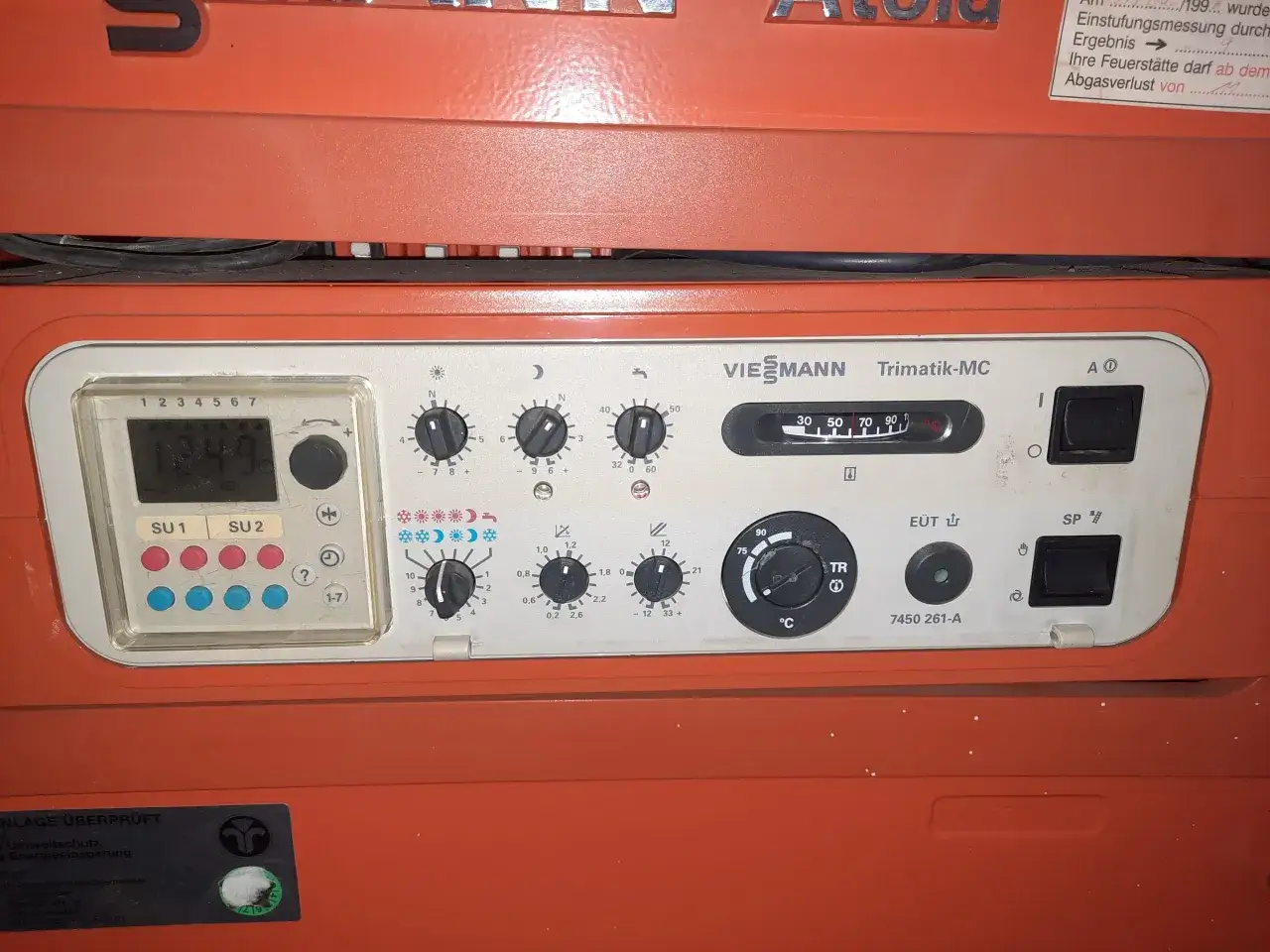 Panel sterowania pieca Viessmann Trimatic-MC. Cyfrowy wyświetlacz pokazuje