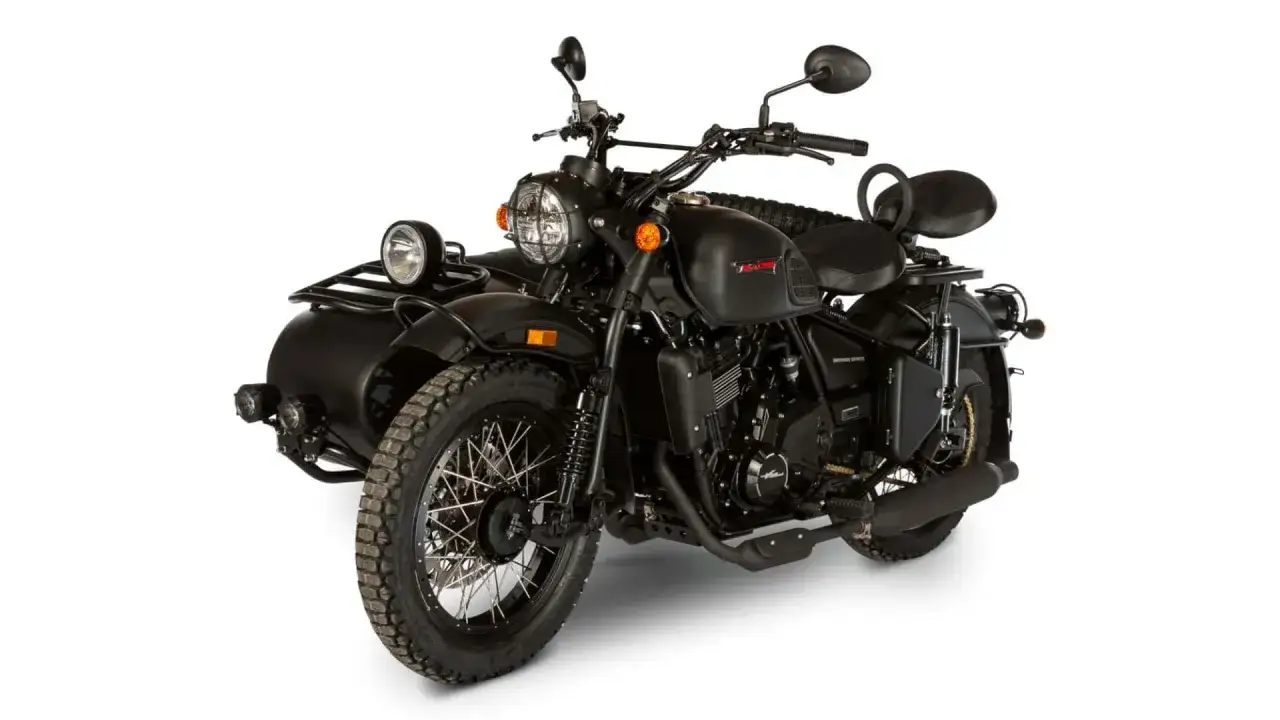 Czarny motocykl z wózkiem bocznym, klasyczny styl, chińskie motocykle gotowe na przygodę.