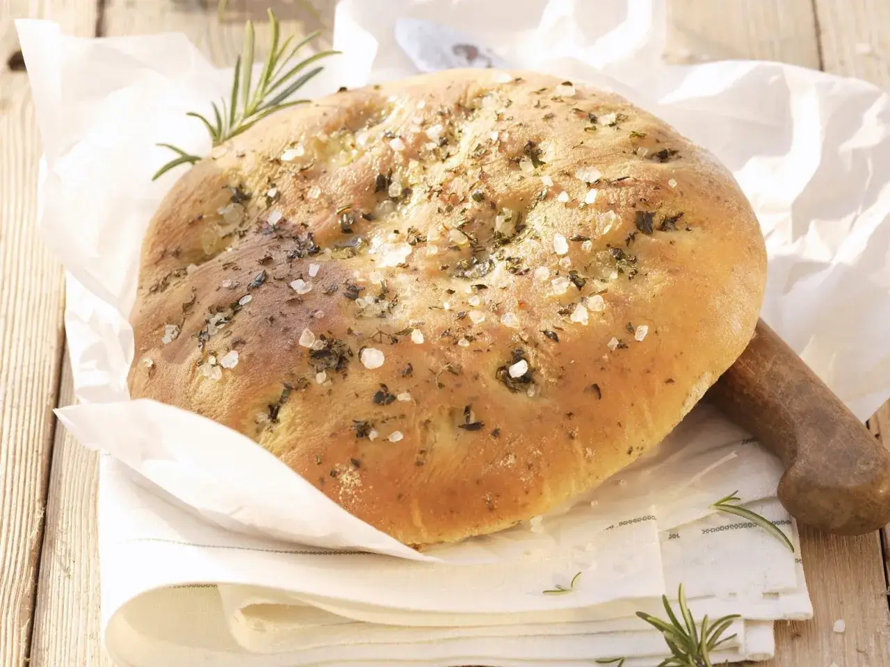 Frisch gebackene Schiacciata mit Rosmarin und grobem Salz, ein k&ouml;stliches Rezept f&uuml;r Brotliebhaber.