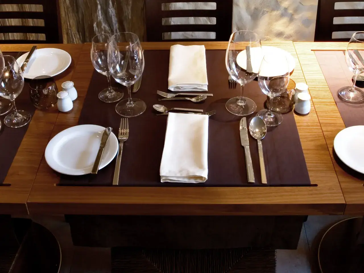 Gedeckter Tisch mit Gl&auml;sern, Tellern und Besteck. Der **Knigge** f&uuml;r das **Besteck** ist hier perfekt umgesetzt.