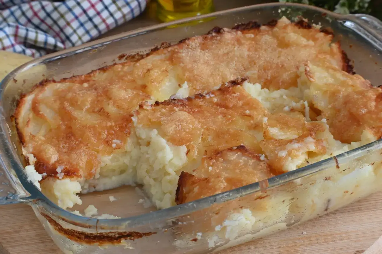 Un invitante gateau di patate appena sfornato, con crosta dorata e ripieno cremoso, pronto per essere gustato.