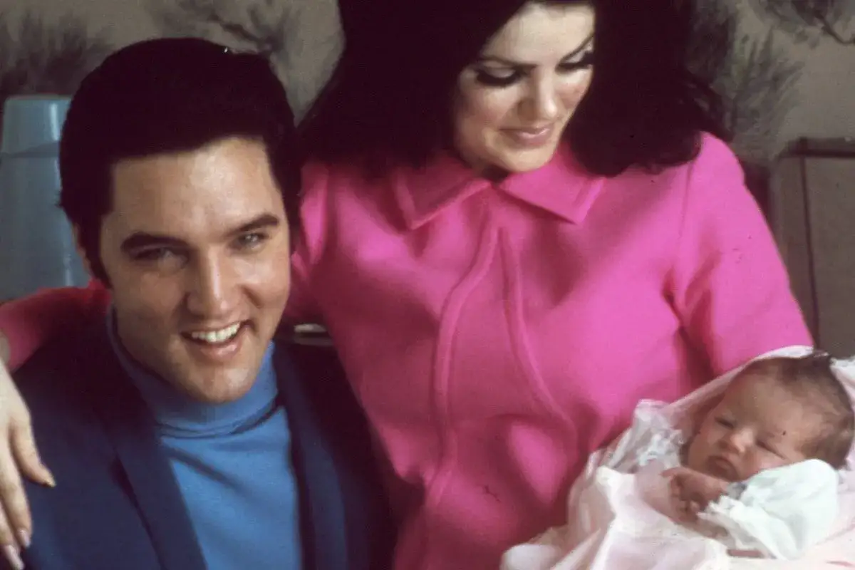 Elvis Presley z żoną i córką. Król Rock and Rolla, jego żona Priscilla i ich nowo narodzona córka Lisa Marie.