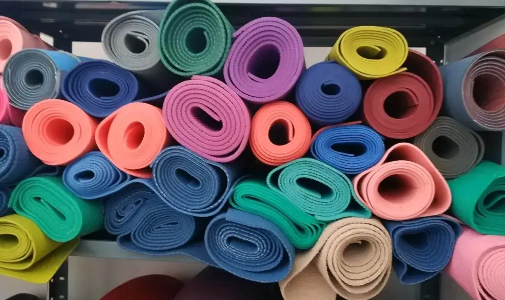 różne materiały mat do jogi porównanie