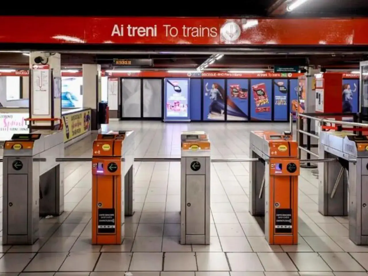 Varchi di sicurezza alla fermata metro Vittorio Emanuele, con insegna 