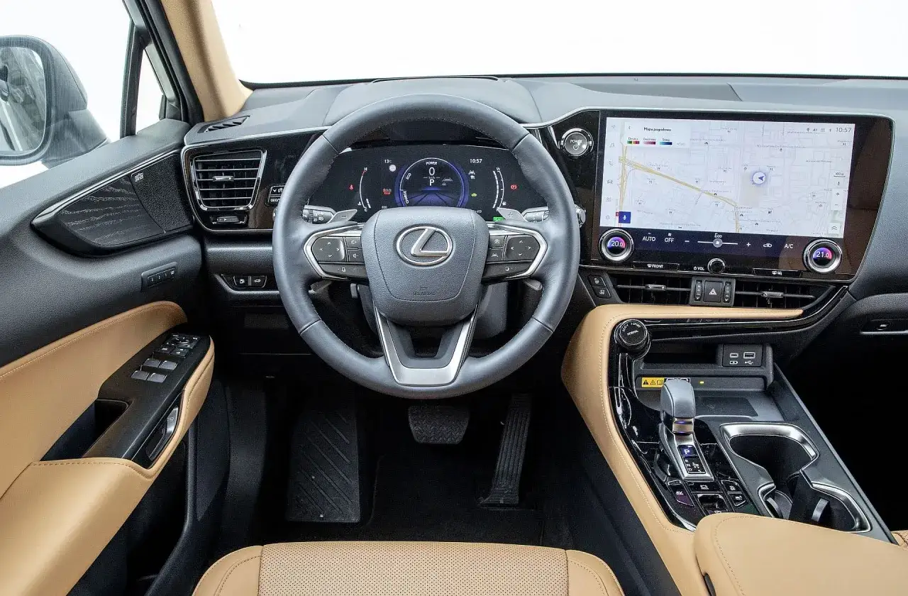Wnętrze Lexus NX 300 z nowoczesnym ekranem multimedialnym, cyfrowymi zegarami i skórzaną tapicerką.
