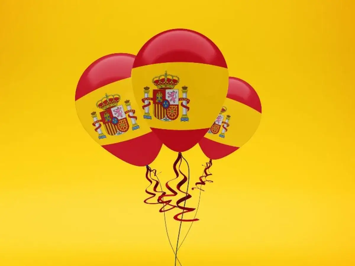 Tres globos con la bandera de Espa&ntilde;a, listos para una tem&aacute;tica fiesta infantil. &iexcl;A celebrar!