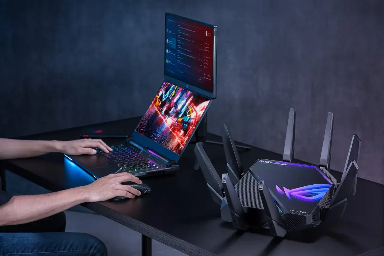 Nowoczesny router Wi-Fi na biurku obok laptopa