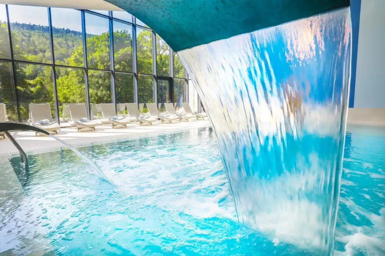 Hotel SPA Beskidy basen z widokiem