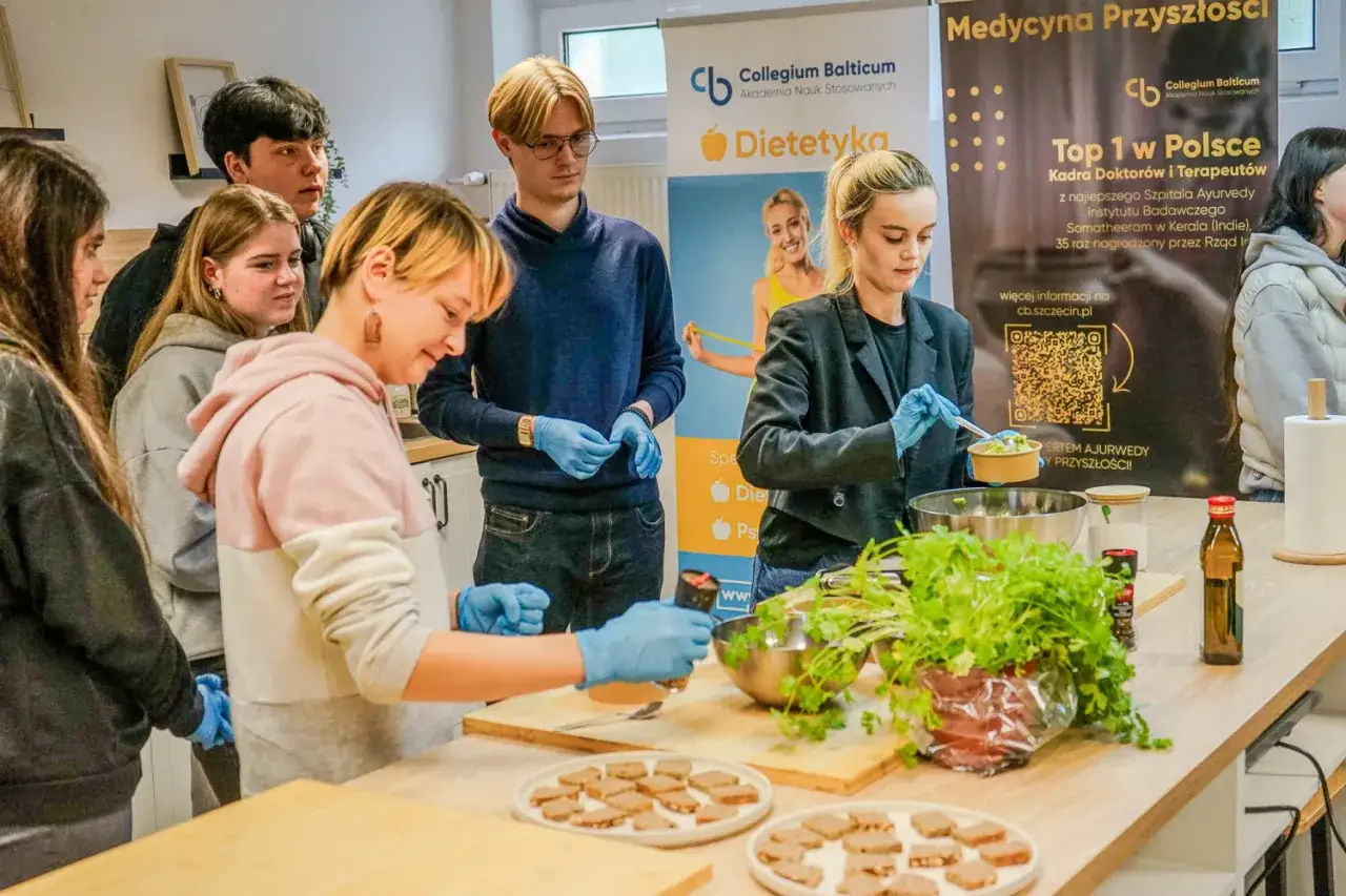 Studenci dietetyki w Szczecinie przygotowują zdrowe przekąski. Na stole składniki i gotowe ciasteczka.