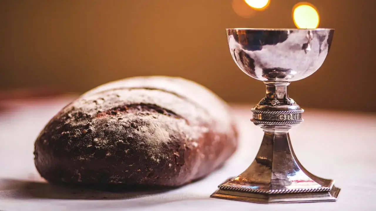 Brot und Kelch, Symbole der agape bedeutung und Gemeinschaft.