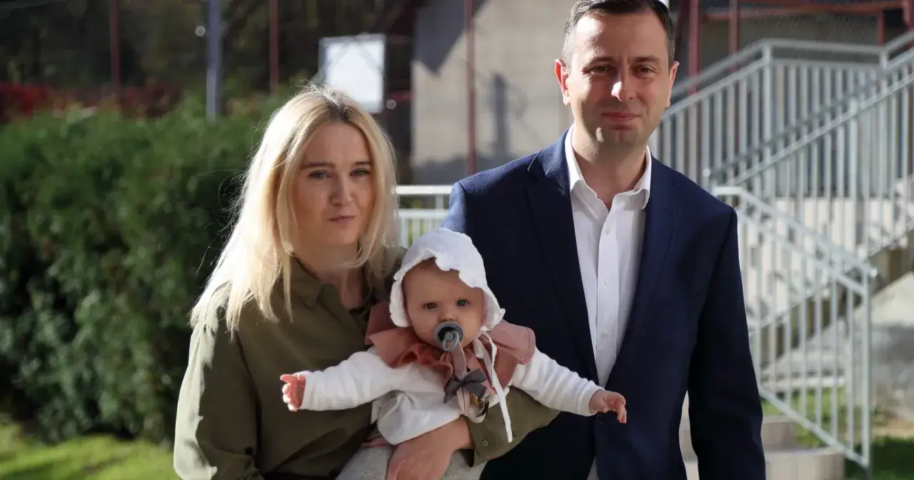 Paulina Kosiniak-Kamysz z mężem i dzieckiem. Wiek nie jest widoczny, ale rodzina wygląda na szczęśliwą.