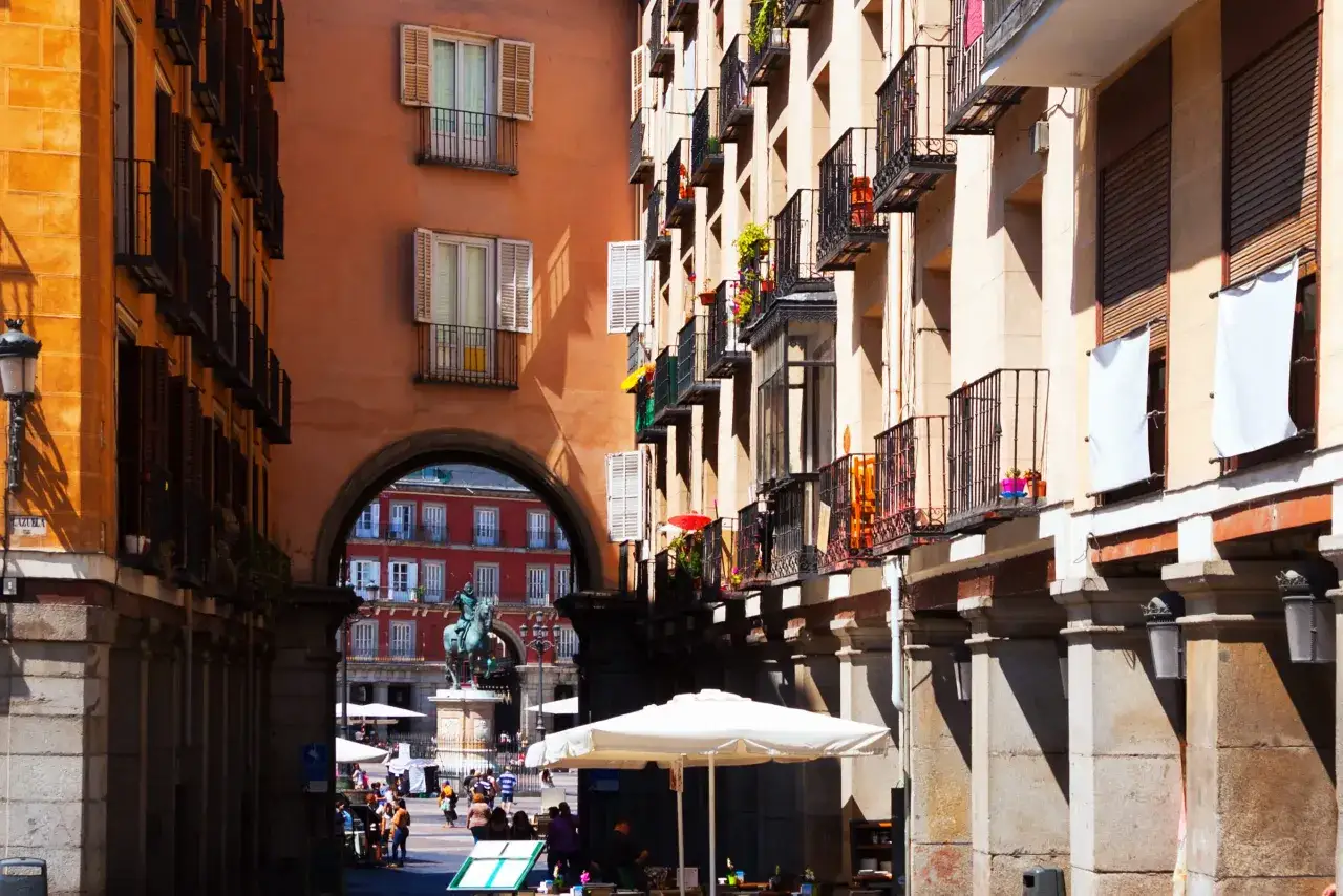 Vista de un predio con arquitectura cl&aacute;sica, balcones y una estatua ecuestre en la plaza.