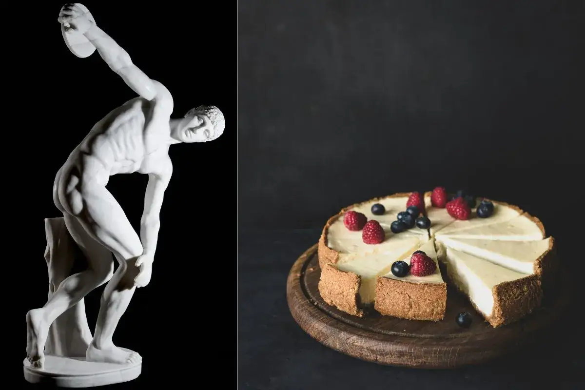 Statua del Discobolo accanto a una cheesecake con frutti di bosco, un'antica origine per un dolce moderno.
