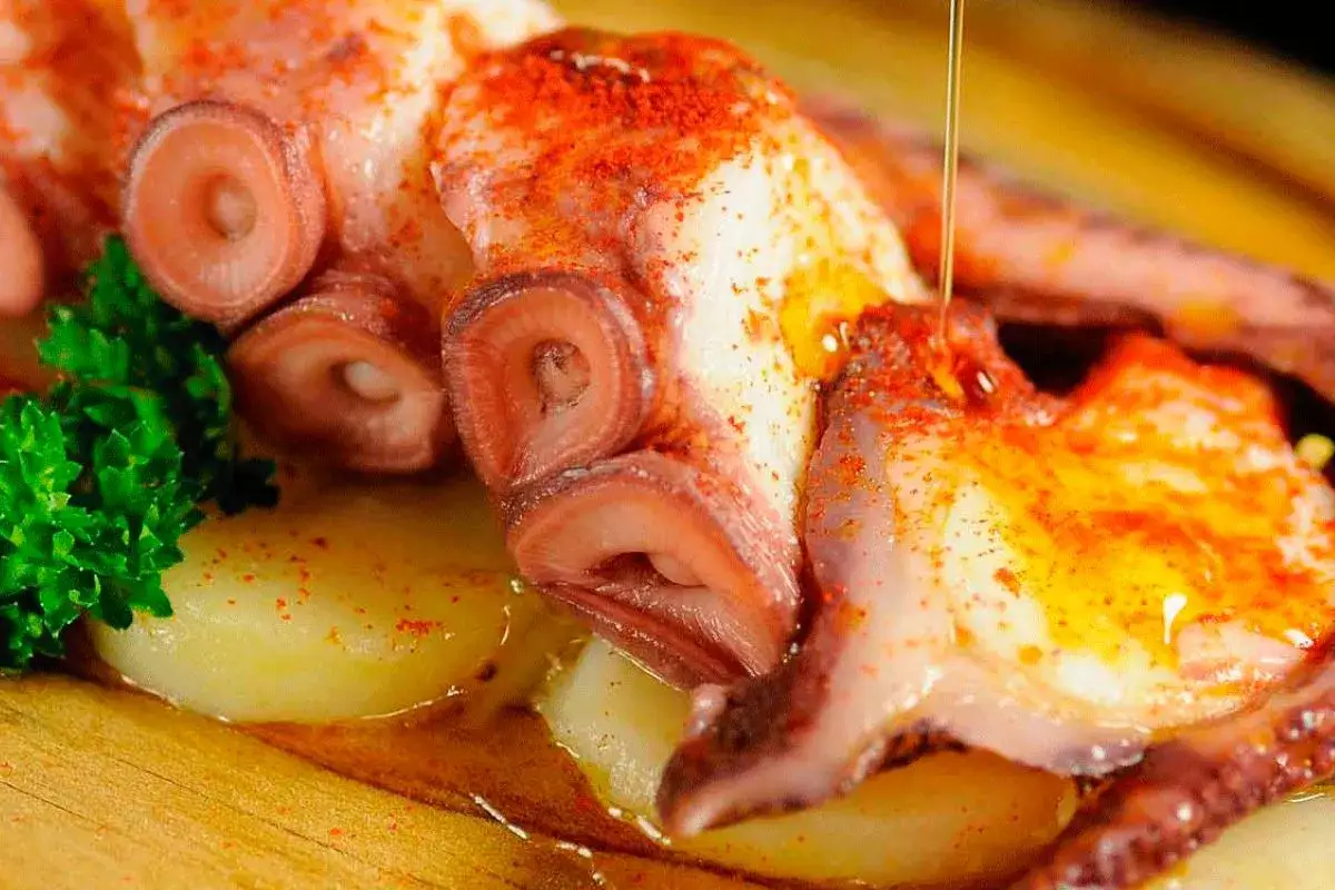 Pulpo a la gallega con patatas, pimentón y un chorrito de aceite de oliva. Delicioso y listo para disfrutar.