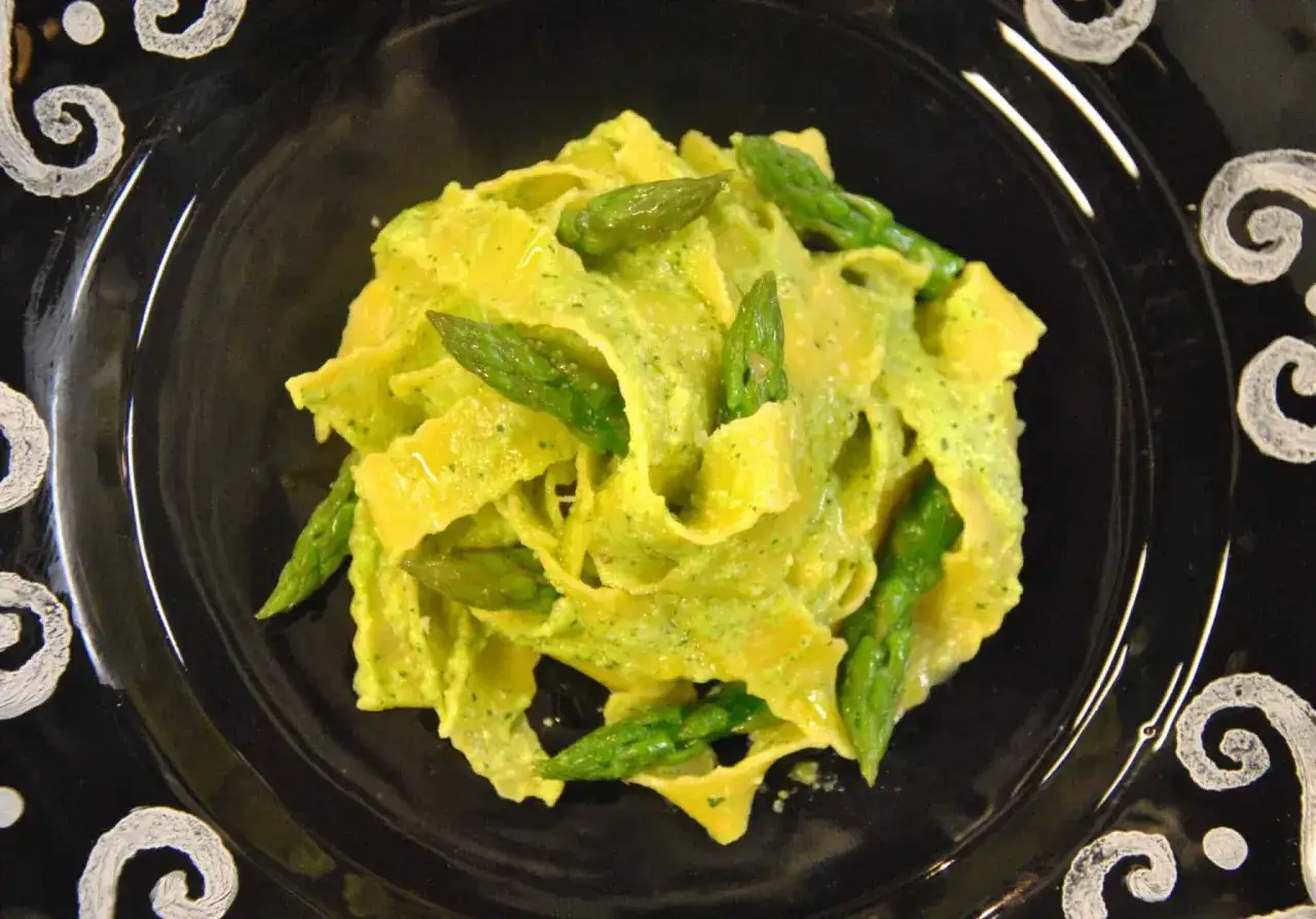 Pasta fresca con asparagi, un piatto cremoso e colorato, ispirato alla ricetta di Benedetta.