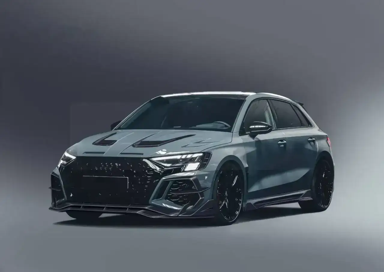 Agresywny Audi RS3 w szarym kolorze, z ostrymi liniami i sportowym pakietem aerodynamicznym. Sprawdź aktualną audi rs3 cena.