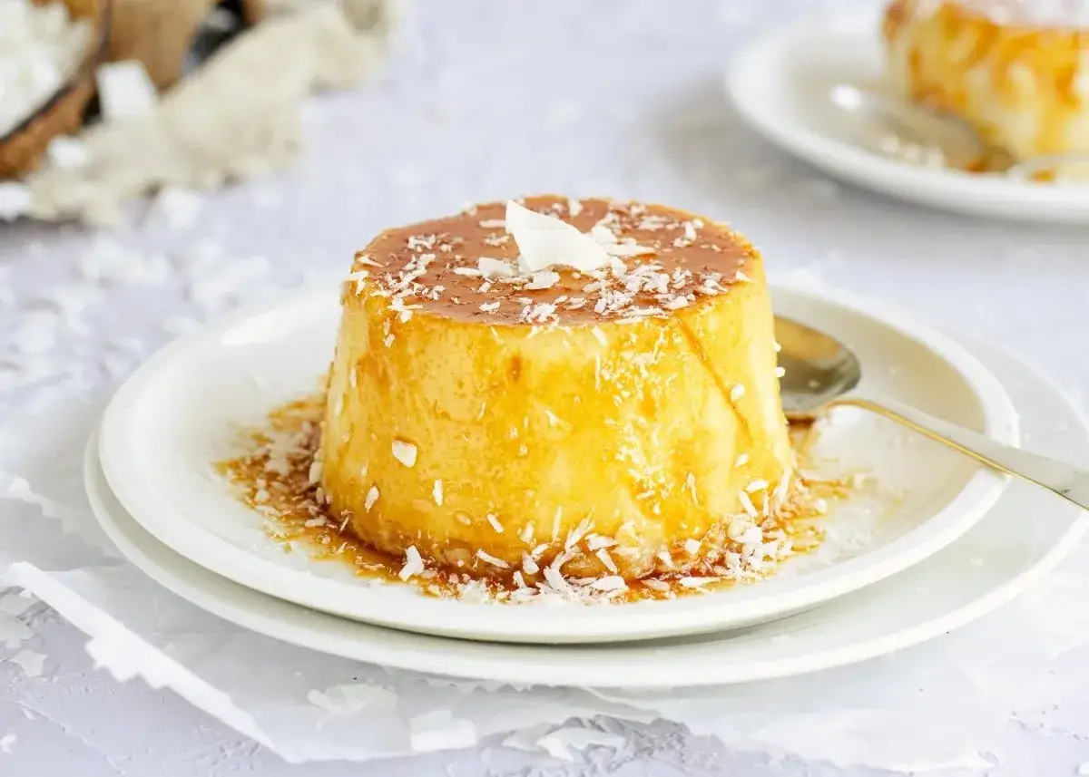 Delicioso flan de coco con caramelo y coco rallado, listo para disfrutar.