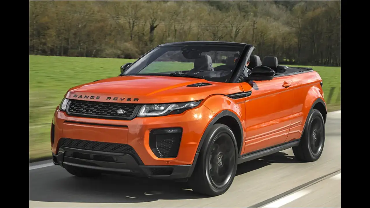 Orange Range Rover Evoque Cabrio f&auml;hrt auf einer Stra&szlig;e. M&ouml;gliche Probleme mit dem Verdeck sind hier nicht sichtbar.